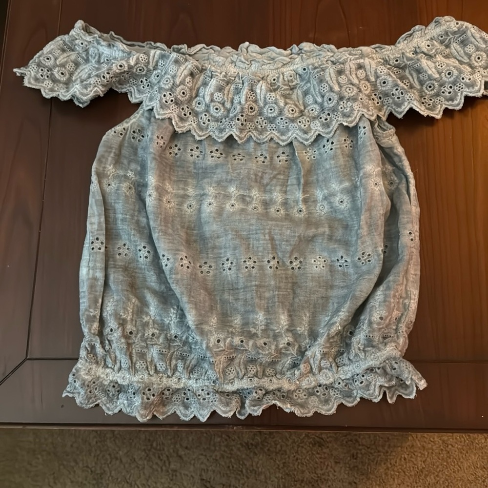 Very cute grey top with elastic waist.